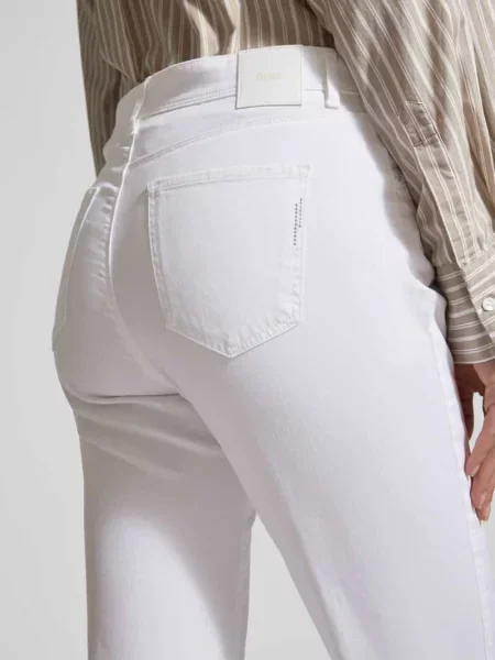Dżinsy o kroju flared fit z domieszką lyocellu model Mary' Brax białe