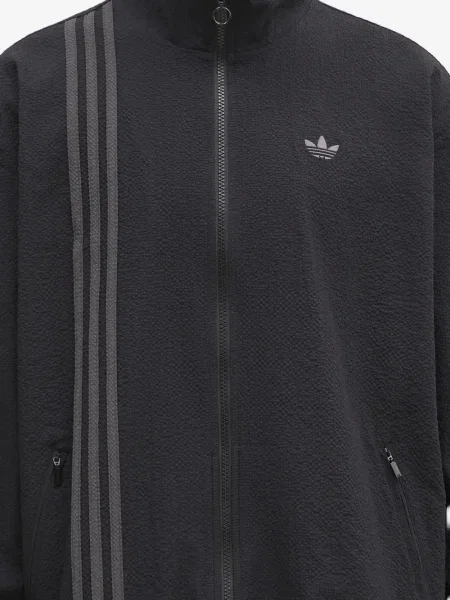 Pantaloni Adidas cu dungi cu broderie din fleece negru