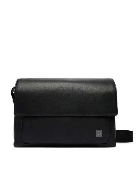 Calvin Klein Ľadvinka Emblem Hw Flap Messenger čierna