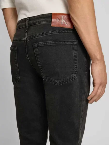 Jeansy o kroju slim fit z naszywką z logo model ‘Essential’ Calvin Klein Jeans czarne