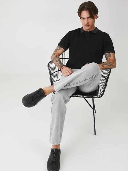 Тениска с яка Medicine с изчистен дизайн черно