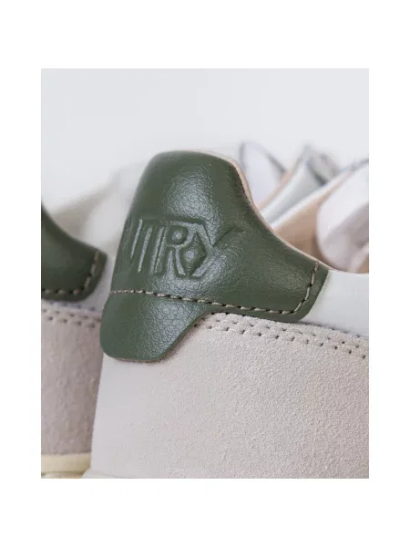 Sneakersy Autry białe