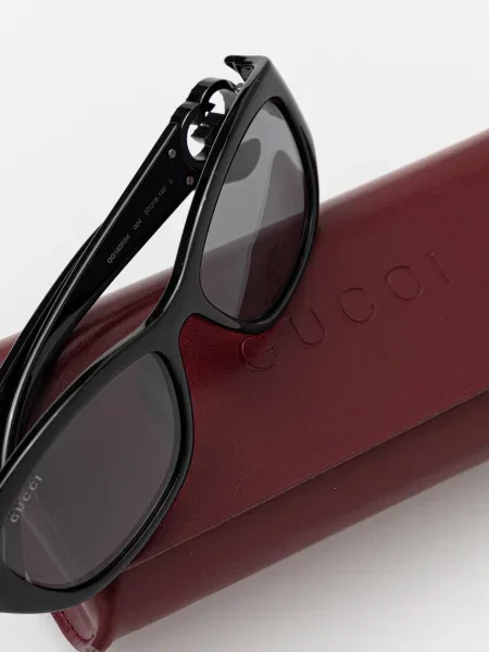 Солнцезащитные очки Gucci черные