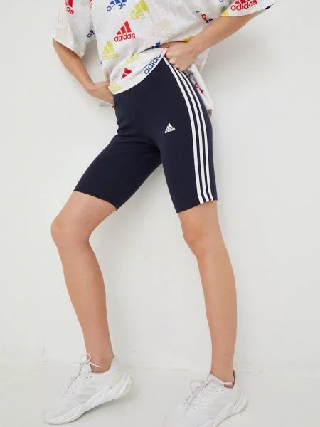 Къс панталон adidas с апликация със стандартна талия тъмносиньо