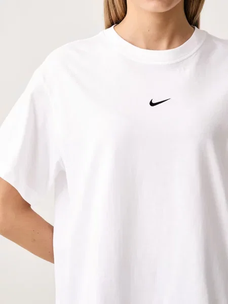 Nike Sportswear уголемена тениска дамска от Classic бяло