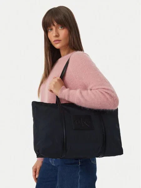 Calvin Klein Torbica Medium Tote crna