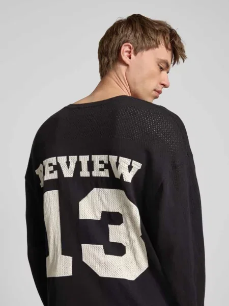 Sweter z dzianiny z obniżonymi ramionami Review czarny