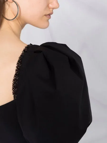 Top Ulyana Sergeenko o krotszym kroju czarny