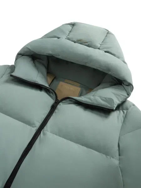 Geacă cu puf Woolrich cu glugă verde