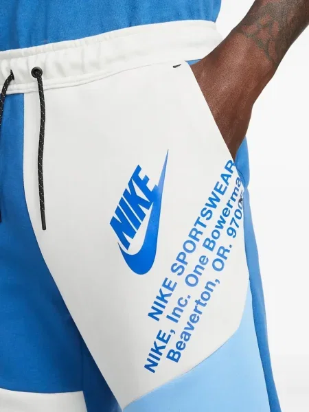 Fleecové běžecké kraťasy Nike s vázáním červené