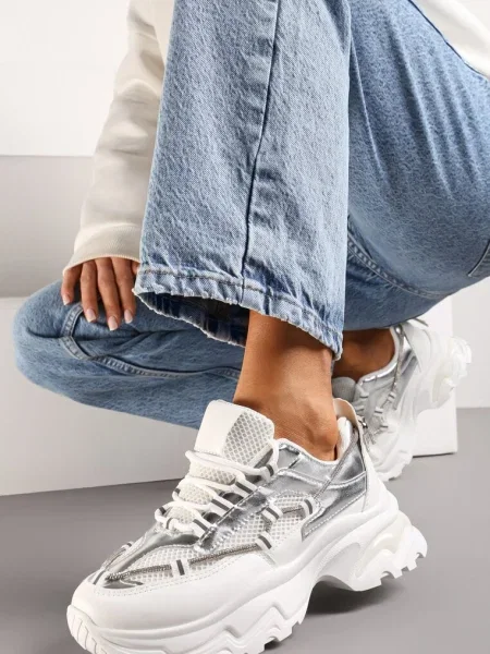 Sneakersy z Metalicznymi Wstawkami na Niskiej Platformie z Ozdobnym Sznurkiem Oiriema białe