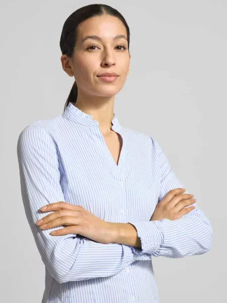 Bluzka o kroju slim fit ze stójką i dekoltem w serek More & More