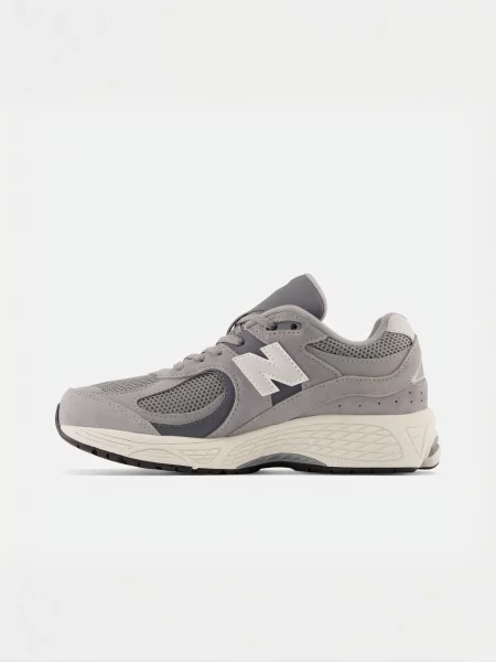 Замшевые повседневные кроссовки New Balance белые