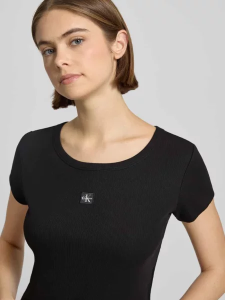 T-shirt o krótkim kroju z detalem z logo Calvin Klein Jeans czarna