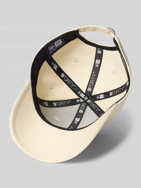 Czapka z daszkiem z wyhaftowanym logo New Era biała