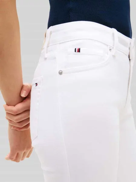 Jeansy o kroju slim fit z detale z logo Tommy Hilfiger białe