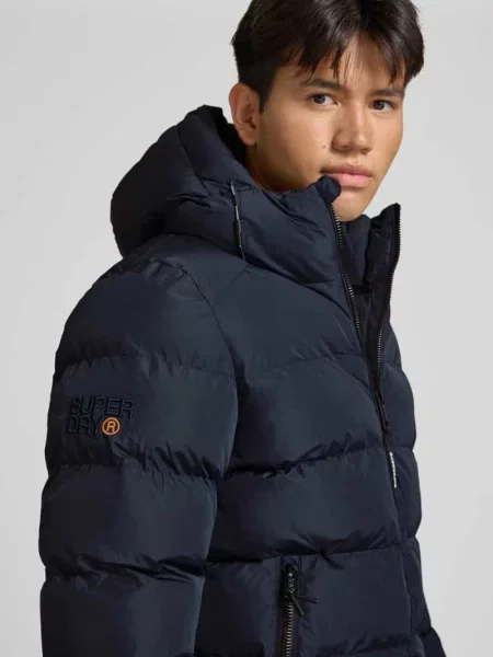 Kurtka pikowana z wyhaftowanym logo i kapturem Superdry granatowa