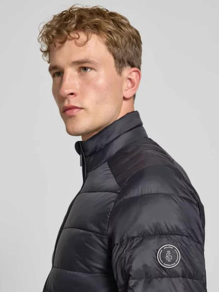 Kurtka o kroju regular fit z efektem pikowania model Kingsley' Jack & Jones czarna