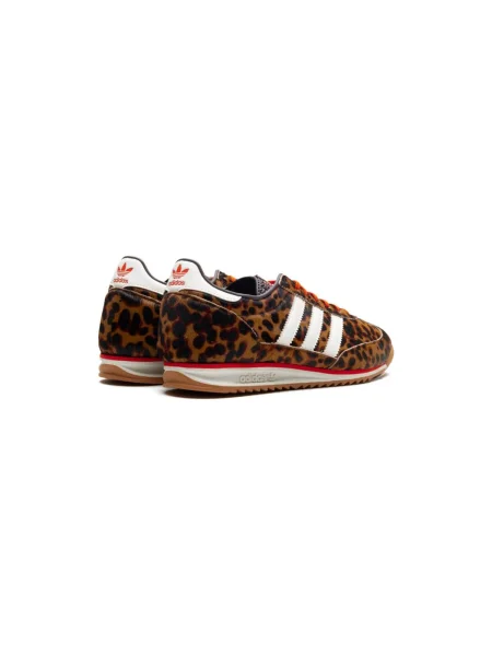 Tenisky Adidas s potlačou s leopardím vzorom čierna