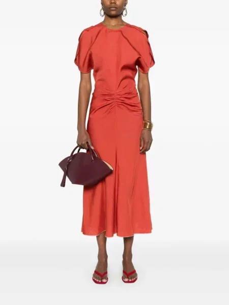 Rochie Victoria Beckham drapată roșu
