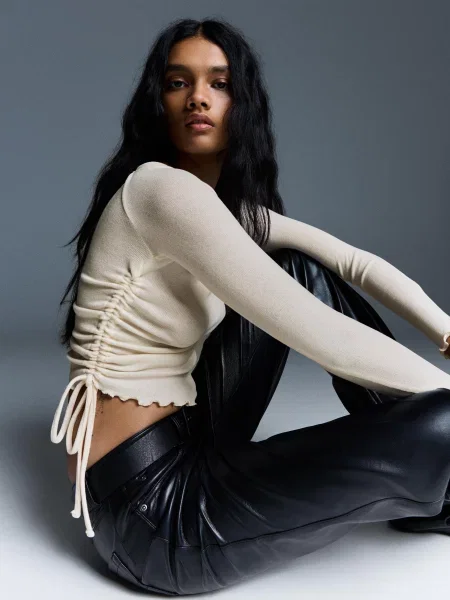 Bershka Koszulka Z Długim Rękawem Z Asymetrycznym Marszczeniem Kobieta S Kremowy