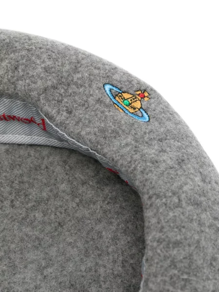 Căciulă Vivienne Westwood cu broderie gri