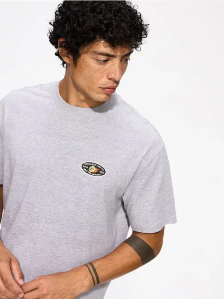 Reserved Tricou cu croială boxy cu imprimeu la spate deschis gri