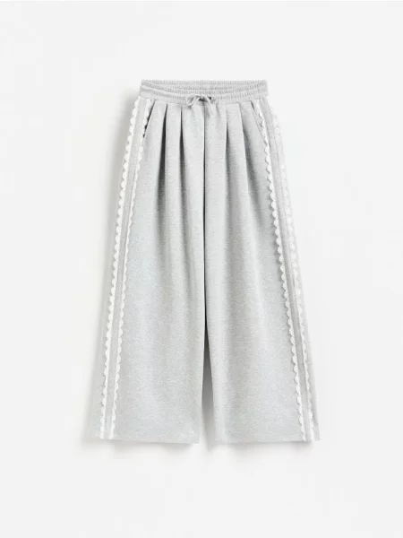 Reserved Pantaloni cu inserție decorativă deschis gri