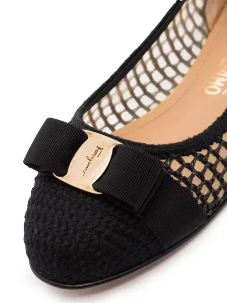 Balerinos Ferragamo su lankeliu juoda