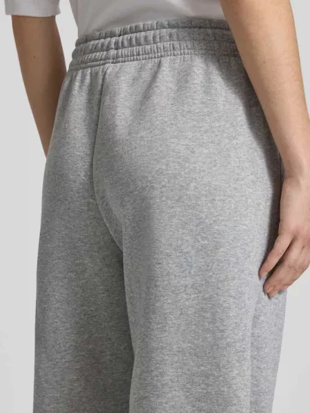 Spodnie dresowe o kroju loose fit z wyhaftowanym logo model Phoenix' Nike