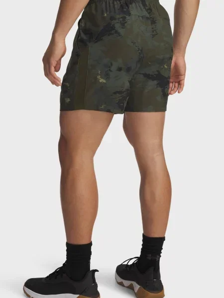 Камуфляжные короткие спортивные шорты Under Armour зеленые