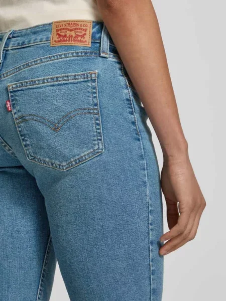 Jeansy z poszerzaną nogawką z mieszanki bawełny Levi's niebieskie
