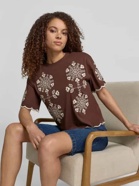 T-shirt z falistym brzegiem i wyhaftowanym motywem Jake*s Casual