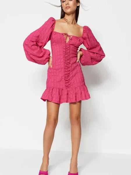 Sukienka wieczorowa Trendyol biznesowa różowa