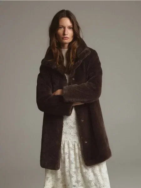 Reserved Пальто зі штучного хутра темно коричневий