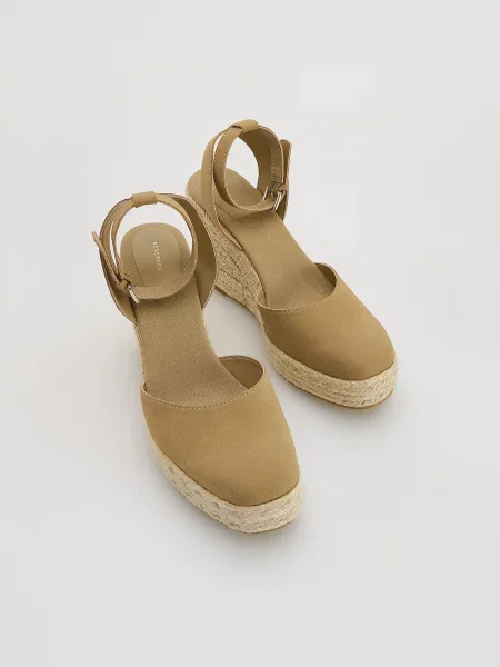 Туфли Reserved на танкетке бежевые