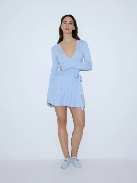 Reserved Блузка-конверт з модаллю блідо-блакитний блакитна