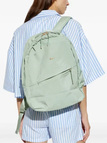 Decupat tricou Nike cu imagine cu cataramă verde