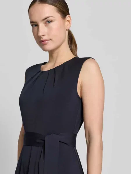 Sukienka koktajlowa z wiązanym paskiem Christian Berg Woman Selection