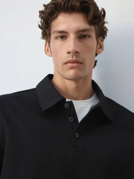 Bluza z kołnierzykiem polo o kroju regular fit Mężczyzna XS MANGO MAN czarny