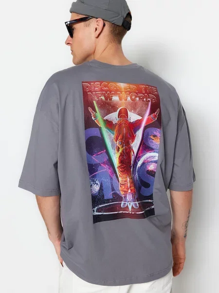 Tricou Trendyol cu imagine cu mâneci scurte cu decolteu rotund gri