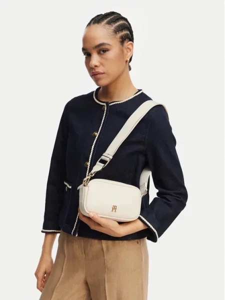 TOMMY HILFIGER Rankinė su ilgu dirželiu smėlio balta