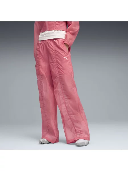 PUMA spodnie Dare To o luźnym kroju z tkaniny Akcesoria S różowy