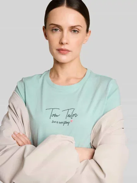 Krój regular fit t-shirt z nadrukiem z logo Tom Tailor