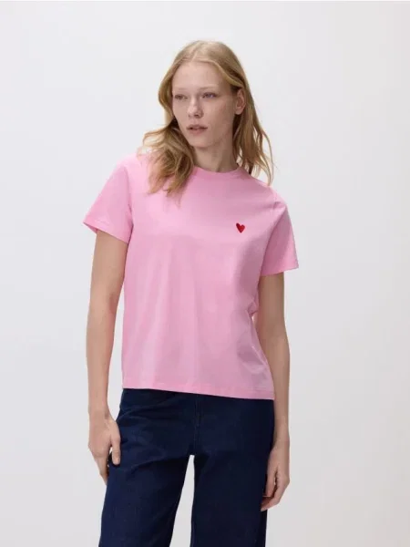 Tricou Reserved cu motiv cu inimi roz