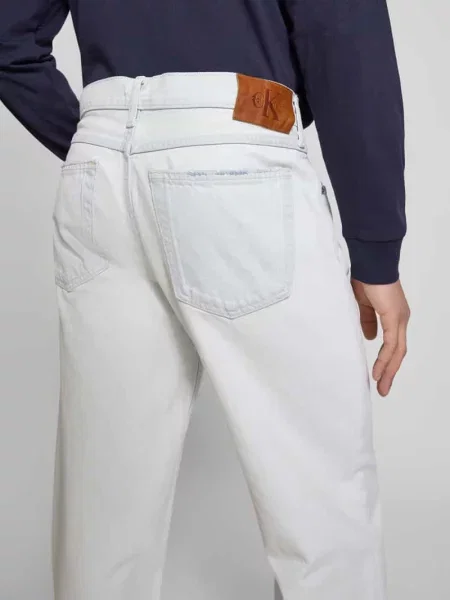 Jeansy o prostym kroju w efekcie znoszenia Calvin Klein Jeans