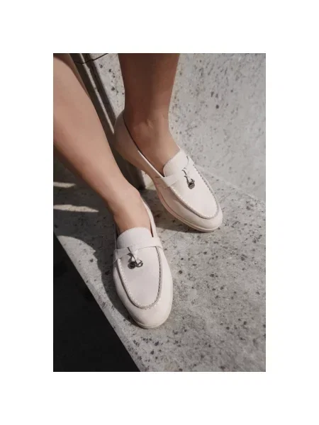 Лофери з китицями нубукові Estro білі