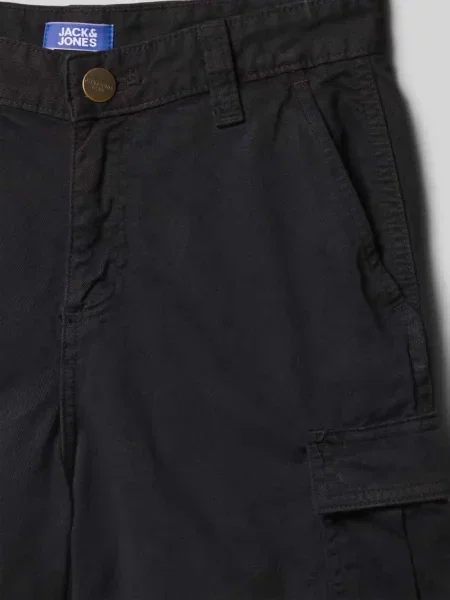 Szorty cargo o kroju regular fit z wpuszczanymi model ‘KARL’ Jack & Jones czarne