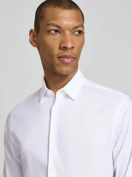 Koszula biznesowa o kroju extra slim fit z kołnierzykiem typu kent model ‘BRODIE’ Tiger Of Sweden biała