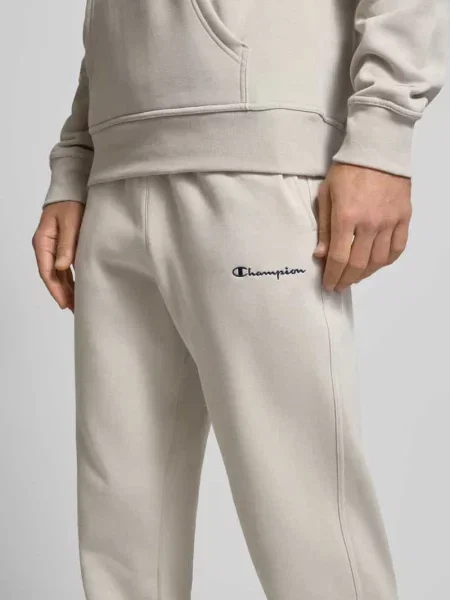 Spodnie dresowe o kroju regular fit z wyhaftowanym logo Champion beżowe